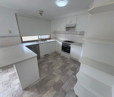 FRESHLY PAINTED THROUGHOUT Immaculate 3 bedroom rear unit. - Photo 5