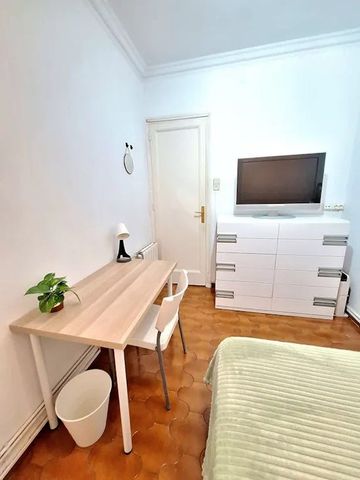 Travessera de les Corts, Barcelona, Catalonia 08014 - Photo 2