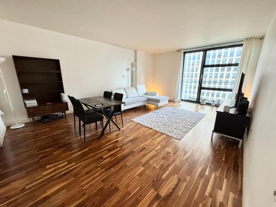 2 Bed Flat, Discovery Dock Apartments West, E14 - Photo 1