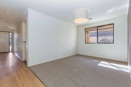 Private Court Living with Everyday Convenience in East Bendigo - Photo 3