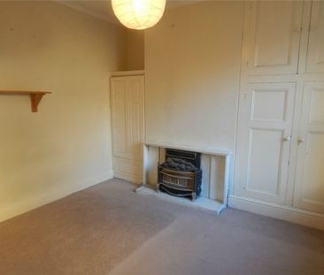 3 Bed - Halifax Old Road, Birkby, Huddersfield - Photo 2