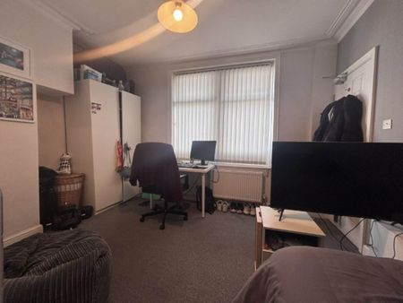 Rosemont Walk (room 1), Bramley, Leeds - Photo 4