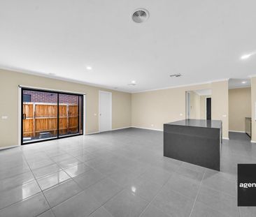 Stunning Family Home in Tarneit with 4 Bedrooms and 2 En-suits clos... - Photo 1