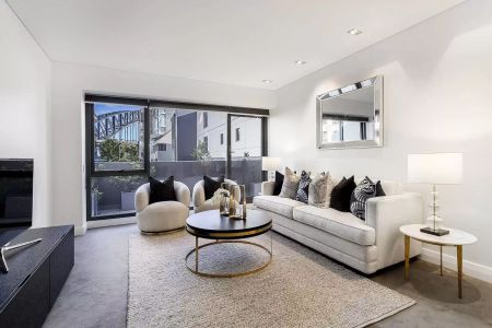 Generously Proportioned Luxury Three Bedroom Apartment - By Appointment Please Contact Agent - Photo 3