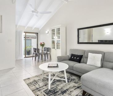 Stylish 2-Bedroom End-Unit in Quiet Cul-de-Sac - Photo 4