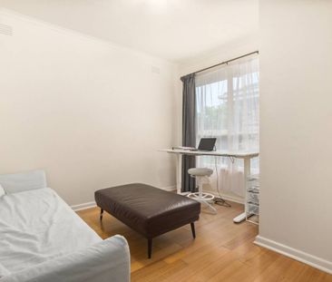 AMAZING LOCATION | UPDATED UNIT | QUIET BLOCK - Photo 4