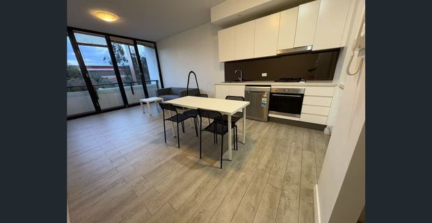 Spacious Split-Level 2-Bedroom Apartment with Private Courtyard in Prime Inner South !CONFIRM THE LEASE TERM IN ADVANCE! - Photo 1