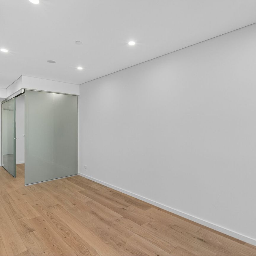 Sleek & Sophisticated Studio Apartment - Photo 1