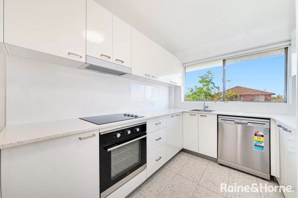 Apartment with 2 bedrooms, 1 bathroom & parking for 1 car - Photo 1