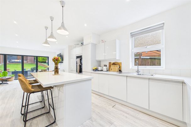 4 bedroom House in Clare Road, Maidenhead - Photo 1