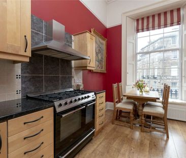 A two bedroom flat in the heart of Edinburgh's New Town, available ... - Photo 3