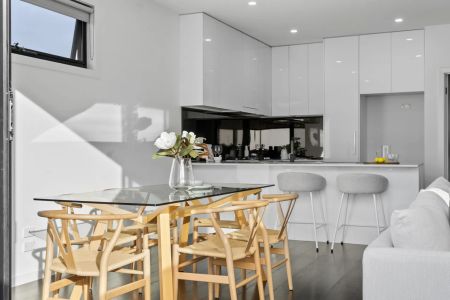 Light Filled Luxury - Photo 2