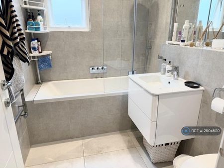 1 bedroom in a flat share to rent - Photo 3