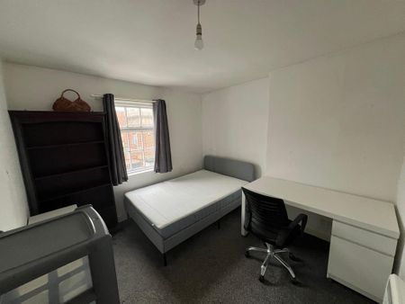 3 bedroom flat to rent - Photo 2