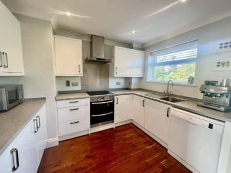 4 bedroom semi-detached house to rent - Photo 4