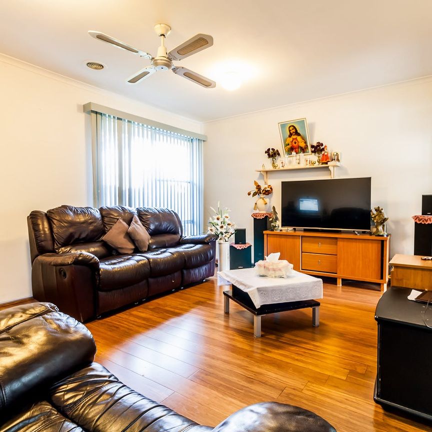 FAMILY HOME WITH ALL YOU NEED IN A CONVENIENT PLACE - Photo 1