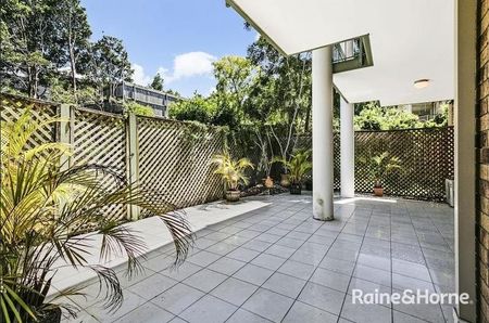 Spacious Ground-Floor Unit with Expansive Leafy Courtyard - Photo 2