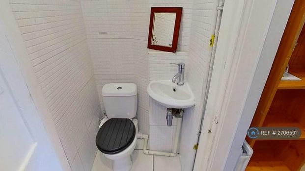 1 bedroom in a flat share to rent - Photo 1