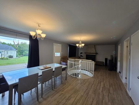 Maison lumineuse de 3 chambres avec garage, salon spacieux et salle familiale, à louer ! - Photo 5