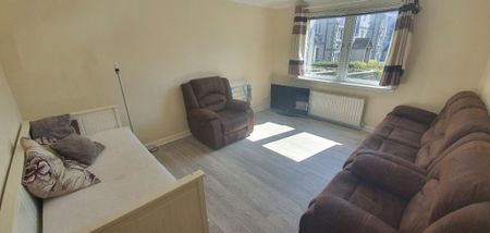 3 bedroom flat to rent - Photo 4