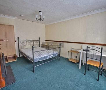 3 bedroom end of terrace house to rent - Photo 4