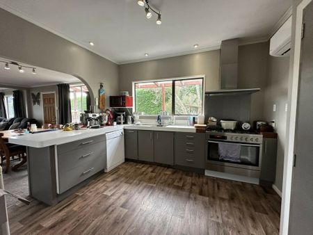 A spacious Brighton home! - Photo 4