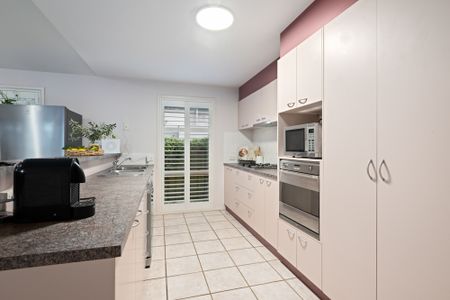 Great Family Home In East Albury - Photo 3