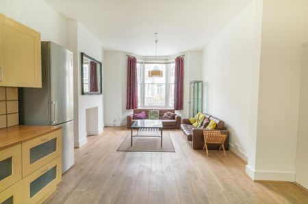 3 bedroom flat to rent - Photo 4