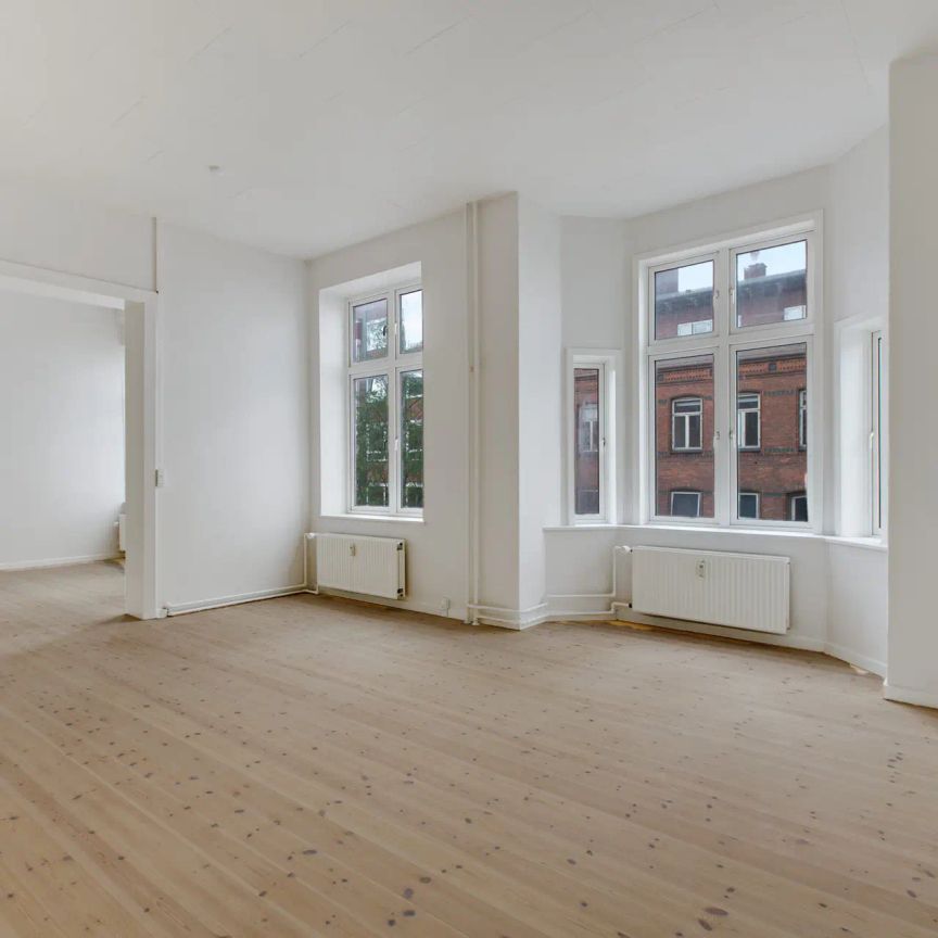Lækker lejlighed med stuklofter og nyt køkken - Foto 1