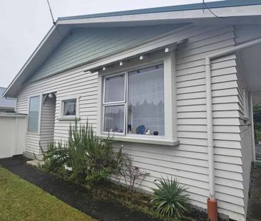 CENTRAL THREE BEDROOM HOME - Photo 4