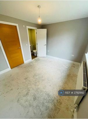 4 bedroom end of terrace house to rent - Photo 1