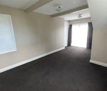 Comfortable and warm 4 bedroom home - Photo 3