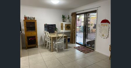 3 bedroom 1 bathroom home with a pool - Photo 2