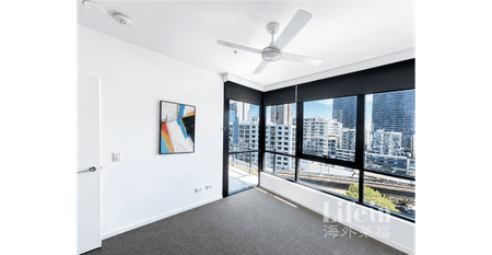 Modern One-Bedroom Apartment with Balcony in South Brisbane - Photo 3