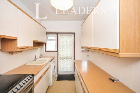 3 bedroom mid-terrace to rent Langley Way, West Wickham, BR4 - Photo 5