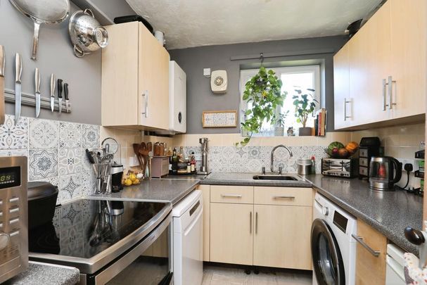 1 bedroom in a house share to rent - Photo 1