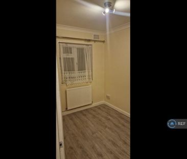 3 bedroom flat to rent - Photo 4