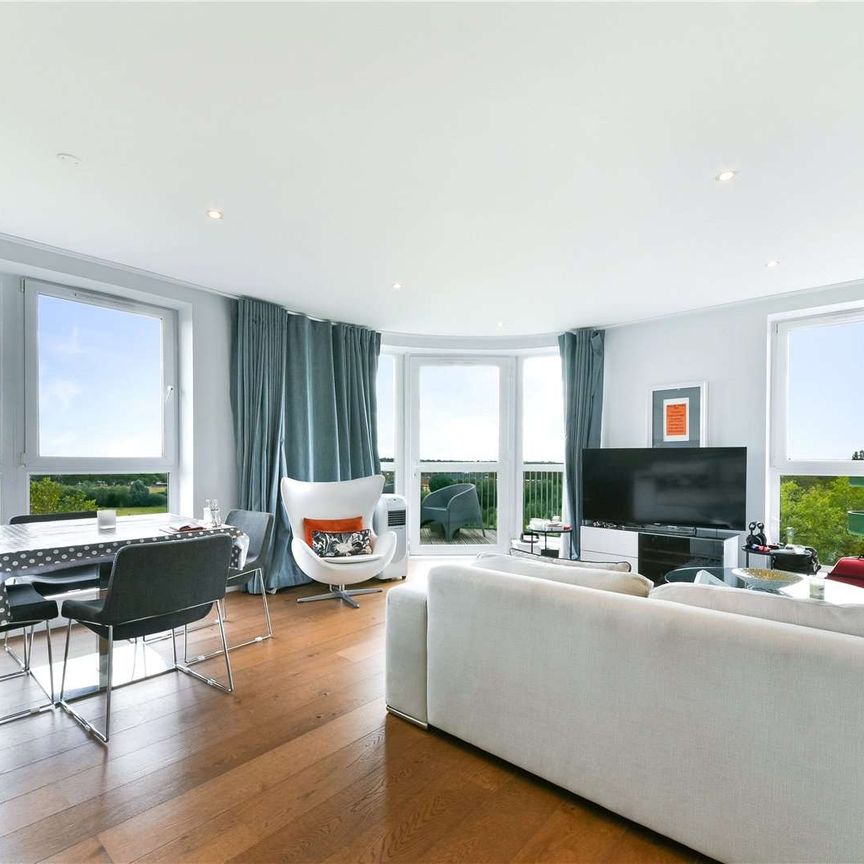 Bright and modern two bedroom apartment with park views. - Photo 1