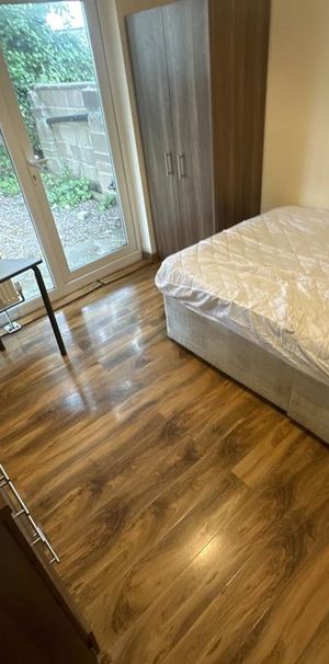 1 bedroom in a house share to rent - Photo 2