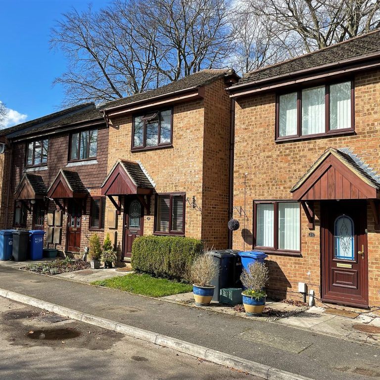 2 Bedroom House - Lyndford Terrace, Fleet - Photo 1