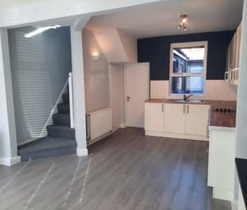Partly Furnished 2 Bedroom Terrace - Photo 2