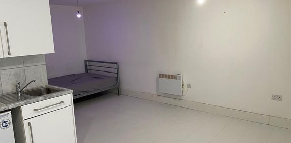 Studio to rent - Photo 2