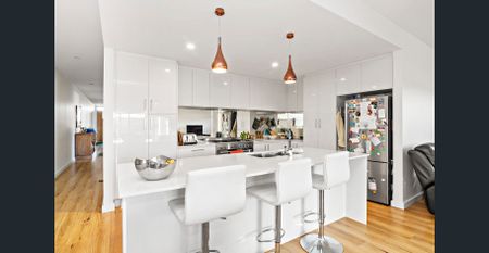 Stunning Upmarket Executive Home – 5 mins to the Beach - Photo 5