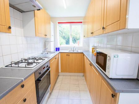 1 bedroom in a house share to rent - Photo 2