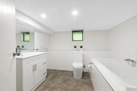 Coastal Living with 5 Bedrooms - Photo 5