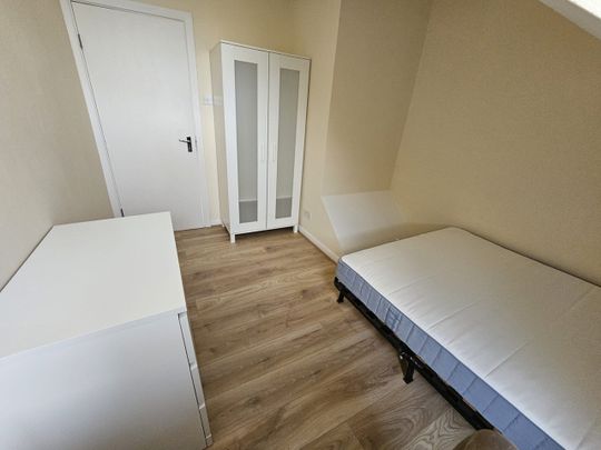 Room in a Shared Flat, Chichele Road, NW2 - Photo 1