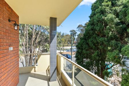 Spacious 2-Bedroom Unit with Park Views – Prime Location! - Photo 4