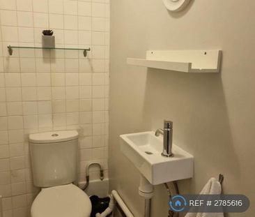 1 bedroom in a flat share to rent - Photo 3