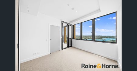 Stunning Near New 3 Bedroom Apartment with 28th Floor Water & City Harbour Views - Photo 5