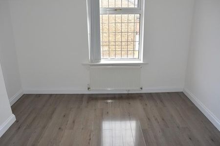 4 bedroom semi-detached house to rent - Photo 5